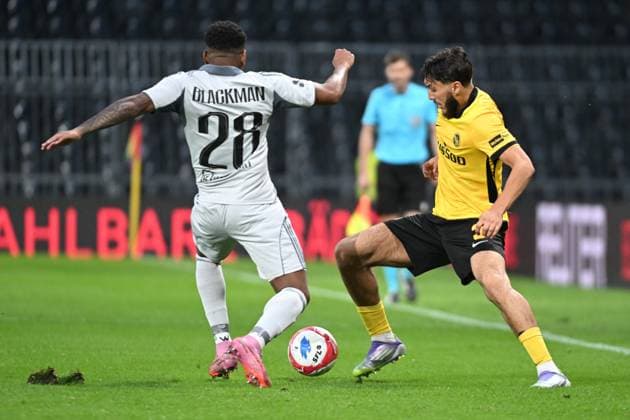 28.08.2025, Bern, Wankdorf, Uefa Europa League, Playoffs, BSC Young Boys - Slovan Bratislava, 3 Jaouen Hadjam (Young Boys) gegen 38 Cesar Blackman (Bratislava). Bern Wankdorf Bern Switzerland Copyright: xJustPictures.ch ManuelxWinterbergerx jp-de-MaWi-MWI_1147