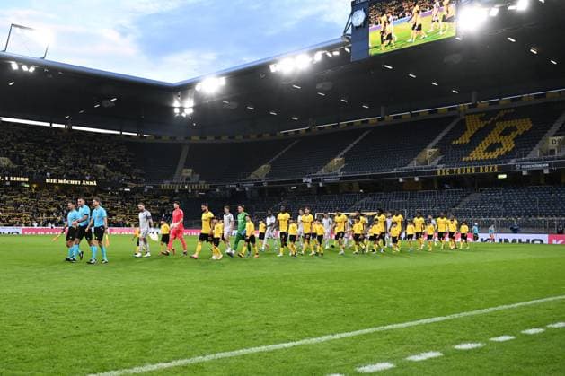 28.08.2025, Bern, Wankdorf, Uefa Europa League, Playoffs, BSC Young Boys - Slovan Bratislava, die Spieler betreten das Spielfeld. Bern Wankdorf Bern Switzerland Copyright: xJustPictures.ch ManuelxWinterbergerx jp-de-MaWi-MWI_1088