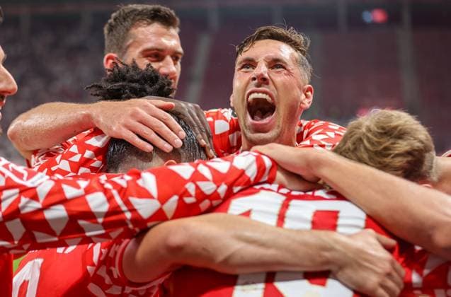 DEU, Mainz, FSV Mainz 05 vs Rosenborg Trondheim, Conference League, UEFA, MEWA Arena, Qualifikation, im Bild: Nadiem Amiri (Mainz 05 10) erzielt das Tor zum 4:1, Jubel mit dem Team, Freude, Dominik Kohr (Mainz 05 31) DFB DFL REGULATIONS PROHIBIT ANY USE OF PHOTOGRAPHS AS IMAGE SEQUENCES AND OR QUASI-VIDEO, 28.08.2025, *** DEU, Mainz, FSV Mainz 05 vs Rosenborg Trondheim, Conference League, UEFA, MEWA Arena, qualification, in the picture Nadiem Amiri Mainz 05 10 scores the goal to 4 1, cheering with the team, joy, Dominik Kohr Mainz 05 31 DFB DFL REGULATIONS PROHIBIT ANY USE OF PHOTOGRAPHS AS IMAGE SEQUENCES AND OR QUASI VIDEO, 28 08 2025, Copyright: HMBxMedia HendrikxHamelau