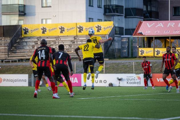 xxkeikkaxx 20250828 Kuopio UEFA Europa League Qualifier Play-offs ottelu KuPS vs FC Midtjylland. Kuvassa KuPSin Taneli Hämäläinen puskee. Niklas Pehkonen All Over Press