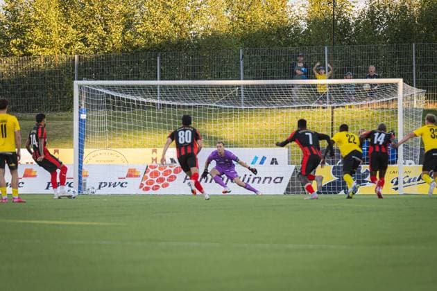 xxkeikkaxx 20250828 Kuopio UEFA Europa League Qualifier Play-offs ottelu KuPS vs FC Midtjylland. Kuvassa KuPSin Johannes Kreidl aavistaa väärään suuntaan, Midtjyllandin Junior Brumado. Niklas Pehkonen All Over Press