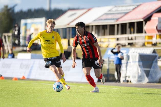 xxkeikkaxx 20250828 Kuopio UEFA Europa League Qualifier Play-offs ottelu KuPS vs FC Midtjylland. Kuvassa KuPSin Samuel Pasanen ja Midtjyllandin Daniel Silva. Niklas Pehkonen All Over Press