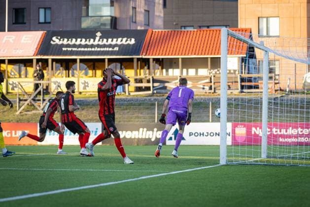 xxkeikkaxx 20250828 Kuopio UEFA Europa League Qualifier Play-offs ottelu KuPS vs FC Midtjylland. Kuvassa Midtjylland ei saa palloa maaliin. Niklas Pehkonen All Over Press