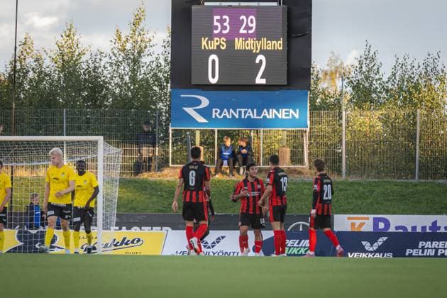 xxkeikkaxx 20250828 Kuopio UEFA Europa League Qualifier Play-offs ottelu KuPS vs FC Midtjylland. Kuvassa Midtjylland juhlii 2-0 maalia. Niklas Pehkonen All Over Press