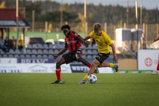xxkeikkaxx 20250828 Kuopio UEFA Europa League Qualifier Play-offs ottelu KuPS vs FC Midtjylland. Kuvassa KuPSin Otto Ruoppi ja MidtjyllandinAlamara Djabi. Niklas Pehkonen All Over Press