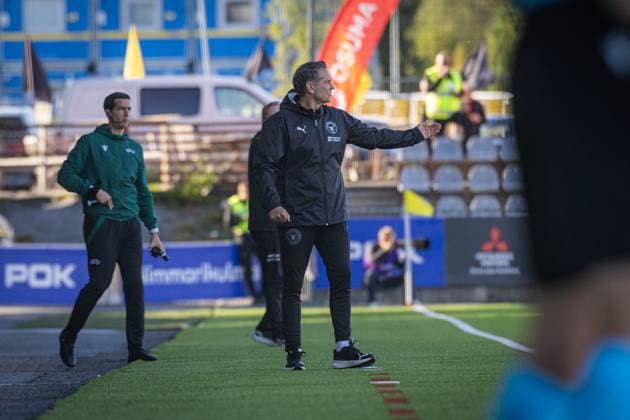 xxkeikkaxx 20250828 Kuopio UEFA Europa League Qualifier Play-offs ottelu KuPS vs FC Midtjylland. Kuvassa Midtjyllandin päävalmentaja Thomas Thomasberg. Niklas Pehkonen All Over Press
