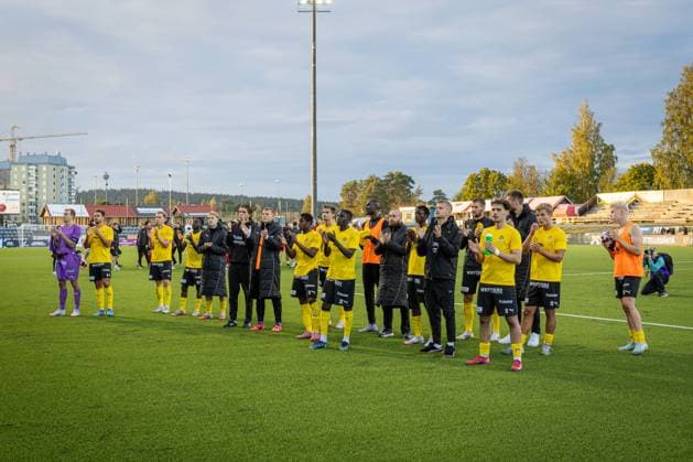 xxkeikkaxx 20250828 Kuopio UEFA Europa League Qualifier Play-offs ottelu KuPS vs FC Midtjylland. Kuvassa KuPSin pelaajat kiittävät kannattajia. Niklas Pehkonen All Over Press