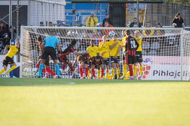 xxkeikkaxx 20250828 Kuopio UEFA Europa League Qualifier Play-offs ottelu KuPS vs FC Midtjylland. Kuvassa Midtjyllandin Aral Simsir antaa vapaapotkun. Niklas Pehkonen All Over Press