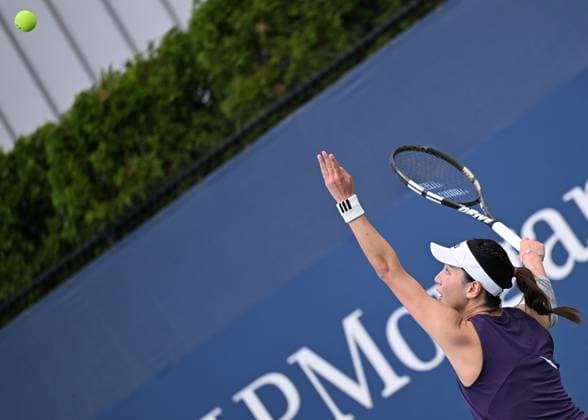 (250829) -- NEW YORK, Aug. 29, 2025 -- Wang Xinyu of China serves during the women s singles second round match between Ekaterina Alexandrova of Russia and Wang Xinyu of China at the 2025 US Open tennis championships in New York, the United States, Aug. 28, 2025. ) (SP)U.S.-NEW YORK-TENNIS-US OPEN-WOMEN S SINGLES-ALEXANDROVA VS WANG LixRui 
