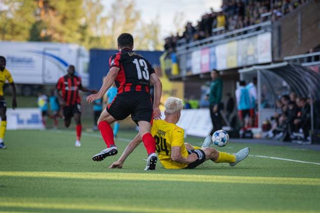 xxkeikkaxx 20250828 Kuopio UEFA Europa League Qualifier Play-offs ottelu KuPS vs FC Midtjylland. Kuvassa KuPSin Otto Ruoppi ja Midtjyllandin Adam Gabriel. Niklas Pehkonen All Over Press