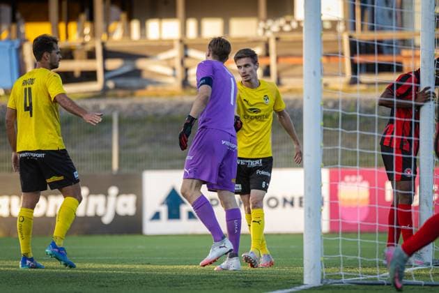 xxkeikkaxx 20250828 Kuopio UEFA Europa League Qualifier Play-offs ottelu KuPS vs FC Midtjylland. Kuvassa KuPSin Johannes Kreidl ja Saku Savolainen. Niklas Pehkonen All Over Press
