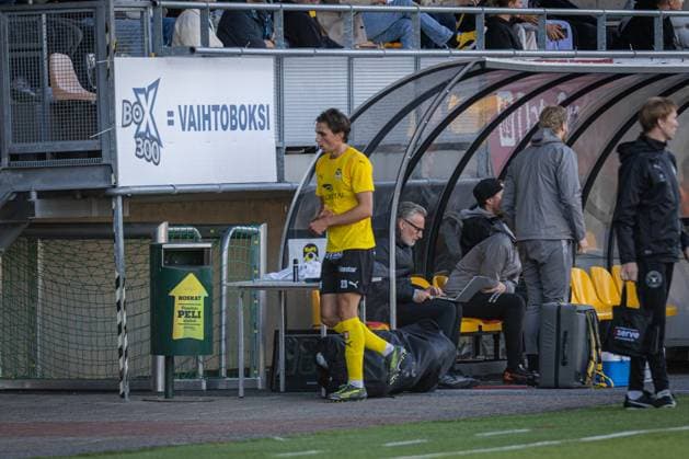 xxkeikkaxx 20250828 Kuopio UEFA Europa League Qualifier Play-offs ottelu KuPS vs FC Midtjylland. Kuvassa KuPSin Arttu Lötjönen poistuu punaisen jälkleen. Niklas Pehkonen All Over Press