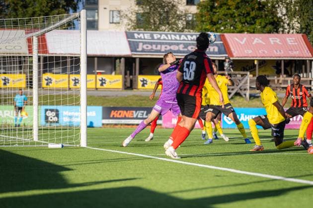 xxkeikkaxx 20250828 Kuopio UEFA Europa League Qualifier Play-offs ottelu KuPS vs FC Midtjylland. Kuvassa KuPSin Johannes Kreidl torjuu. Niklas Pehkonen All Over Press