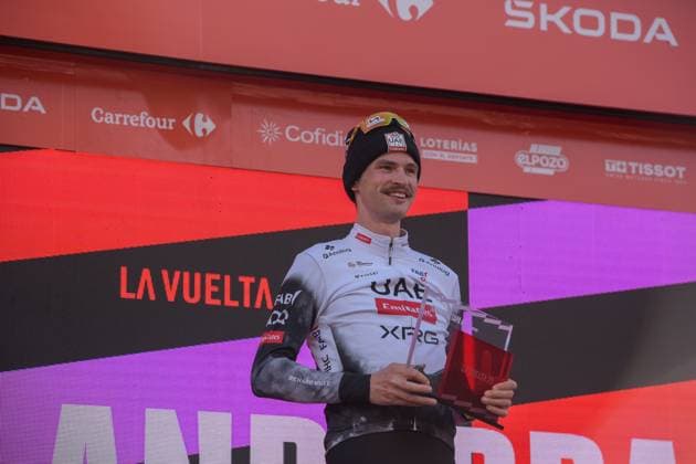 La Vuelta - 80th Tour of Spain 2025 - Stage 6 Jay Vine from Australia of the UAE Team Emirates XRG stands on the podium in stage 6 of La Vuelta 2025, which connects Olot in Girona and Pal in Andorra, in Pal, Andorra, on August 28, 2025. Andorra Arinsal Andorra  Copyright: xMartinxSilvaxCosentinox originalFilename:silvacosentino-jayvinef250828_npk8b.jpg