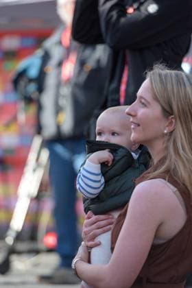 La Vuelta - 80th Tour of Spain 2025 - Stage 6 In Pal, Andorra, on August 28, 2025, the wife and son of Jay Vine from Australia of the UAE Team Emirates XRG stand on the podium during stage 6 of La Vuelta 2025, which connects Olot in Girona and Pal in Andorra. Andorra Arinsal Andorra  Copyright: xMartinxSilvaxCosentinox originalFilename:silvacosentino-wifeandy250828_np2nH.jpg