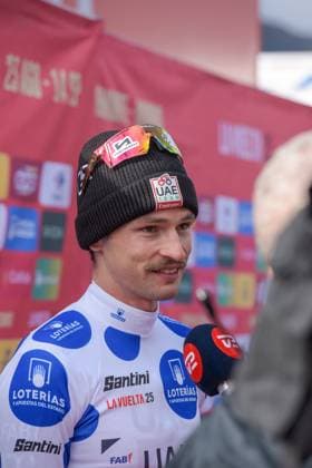 La Vuelta - 80th Tour of Spain 2025 - Stage 6 Jay Vine from Australia of the UAE Team Emirates XRG stands on the podium in stage 6 of La Vuelta 2025, which connects Olot in Girona and Pal in Andorra, in Pal, Andorra, on August 28, 2025. Andorra Arinsal Andorra  Copyright: xMartinxSilvaxCosentinox originalFilename:silvacosentino-jayvinef250828_npbxQ.jpg