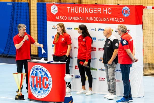 28.08.2025, GER, Handball, Frauen, Saison 2025 2026, Alsco 1.Bundesliga, Thueringer HC Saisoneröffnung öffentliches Training Mannschaftspraesentation Julie Holm (Thueringer HC,8) Jana Scheib (Thueringer HC,20) 99947 Bad Langensalza Salza Halle Sporthalle Mehrz Thüringen Deutschland