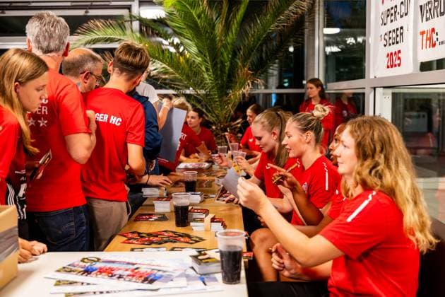 28.08.2025, GER, Handball, Frauen, Saison 2025 2026, Alsco 1.Bundesliga, Thueringer HC Saisoneröffnung öffentliches Training Mannschaftspraesentation Nach dem öffentlichen Training und der Teamvorstellung konnten sich die Fans Autogramme der Spielerinnen holen, Nathalie Hendrikse (Thueringer HC,6) 99947 Bad Langensalza Salza Halle Sporthalle Mehrz Thüringen Deutschland