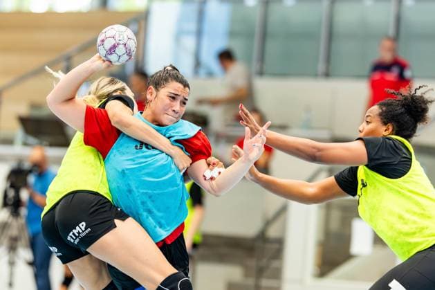 28.08.2025, GER, Handball, Frauen, Saison 2025 2026, Alsco 1.Bundesliga, Thueringer HC Saisoneröffnung öffentliches Training Mannschaftspraesentation Anika Niederwieser (Thueringer HC,14) Giulia Guarieiro (Thueringer HC,13) Sharon Nooitmeer (Thueringer HC,3) 99947 Bad Langensalza Salza Halle Sporthalle Mehrz Thüringen Deutschland