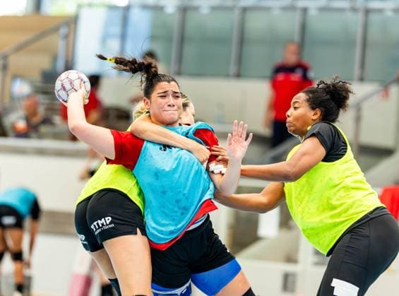 28.08.2025, GER, Handball, Frauen, Saison 2025 2026, Alsco 1.Bundesliga, Thueringer HC Saisoneröffnung öffentliches Training Mannschaftspraesentation Anika Niederwieser (Thueringer HC,14) Giulia Guarieiro (Thueringer HC,13) Sharon Nooitmeer (Thueringer HC,3) 99947 Bad Langensalza Salza Halle Sporthalle Mehrz Thüringen Deutschland