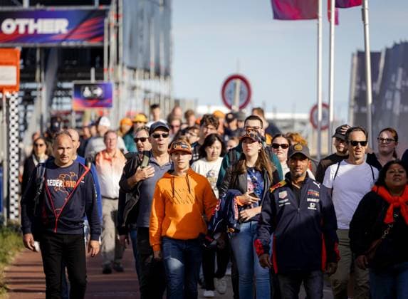 ZANDVOORT - Spectators arrive for the first free practice session before the Dutch F1 Grand Prix at the Zandvoort Circuit. ANP SEM VAN DER WAL xVIxANPxSportx xxANPxIVx 534396203 originalFilename: 534396203.jpg