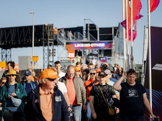 ZANDVOORT - Spectators arrive for the first free practice session before the Dutch F1 Grand Prix at the Zandvoort Circuit. ANP SEM VAN DER WAL xVIxANPxSportx xxANPxIVx 534396375 originalFilename: 534396375.jpg