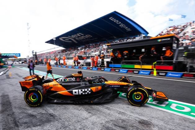 F1 - DUTCH GRAND PRIX 2025 81 PIASTRI Oscar (aus), McLaren F1 Team MCL39, action during the 2025 Formula 1 Heineken Dutch Grand Prix, 15th round of the 2025 FIA Formula One World Championship, WM, Weltmeisterschaft from August 29 to 31, 2025 on the Zandvoort Circuit, in Zandvoort, Netherlands - ZandvoortNetherlands  Copyright: xEricxAlonsox