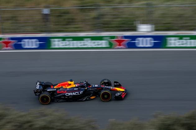 Max Verstappen (Oracle Red Bull Racing, Niederlande, 01) im RB21 in der Steilkurve Zielkurve, NED, Formel 1 Weltmeisterschaft, Heineken Grand Prix der Niederlande, Circuit Zandvoort, Freies Training, Saison 2025, 29.08.2025 NED, Formel 1 Weltmeisterschaft, Heineken Grand Prix der Niederlande, Circuit Zandvoort, Freies Training, Saison 2025, 29.08.2025 Zandvoort Copyright: xEibner-Pressefoto Memmlerx EP_MMR