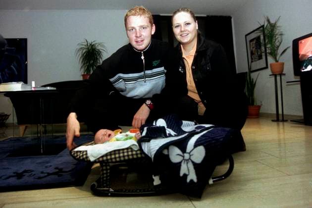 980314 Fotboll, Borussia Mönchengladbach: Jörgen Pettersson med fru Anette och sonen Kevin. *** 980314 Football, Borussia Mönchengladbach Jörgen Pettersson with wife Anette and son Kevin  Copyright: BILDBYRAN BB980314BB127
