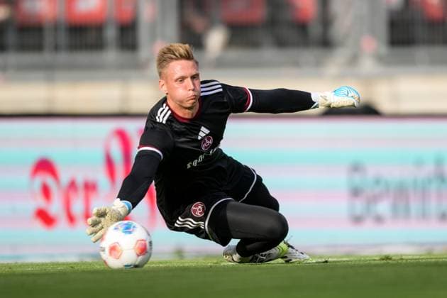 Fußball, 2. Bundesliga, 20250829, 1. FC Nürnberg - SC Paderborn. Im Bild Torwart Jan REICHERT (Nürnberg, 1) Aufwärmen. Nürnberg Max-Morlock-Stadion Bayern Deutschland