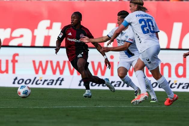 Mohamed Ali Zoma 23 (1FC Nuernberg) am Ball, verfolgt von Felix Goetze 20 (SC Paderborn 07), 1. FC Nuernberg vs. SC Paderborn 07, DFL, 2. Bundesliga, Saison 2025 2026, Max-Morlock-Stadion, 4. Spieltag, Hinrunde, 29.08.2025 DFB regulations prohibit any use of photographs as image sequences and or quasi-video Nuernberg Bayern Deutschland