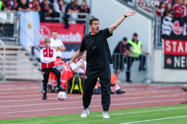 Chef-Trainer Miroslave Klose (1. FC Nuernberg) gestikuliert, gibt Anweisiungen, 1. FC Nuernberg vs. SC Paderborn 07, DFL, 2. Bundesliga, Saison 2025 2026, Max-Morlock-Stadion, 4. Spieltag, Hinrunde, 29.08.2025 DFB regulations prohibit any use of photographs as image sequences and or quasi-video Nuernberg Bayern Deutschland