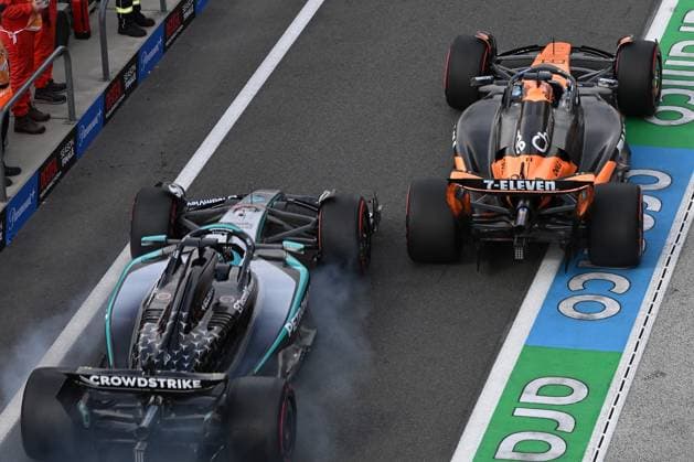 29.08.2025, xrarjax, Motorsport FIA Formel 1, 2025 Dutch Grand Prix v.l. George Russell (Mercedes AMG Petronas) Startnummer 63 Oscar Piastri (McLaren) Startnummer 81 kollidieren fast in der Boxengasse (DFL DFB REGULATIONS PROHIBIT ANY USE OF PHOTOGRAPHS as IMAGE SEQUENCES and or QUASI-VIDEO) Zandvoort