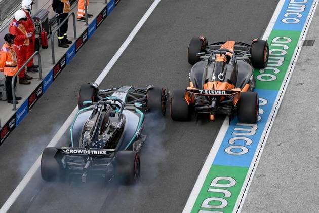29.08.2025, xrarjax, Motorsport FIA Formel 1, 2025 Dutch Grand Prix v.l. George Russell (Mercedes AMG Petronas) Startnummer 63 Oscar Piastri (McLaren) Startnummer 81 kollidieren fast in der Boxengasse (DFL DFB REGULATIONS PROHIBIT ANY USE OF PHOTOGRAPHS as IMAGE SEQUENCES and or QUASI-VIDEO) Zandvoort