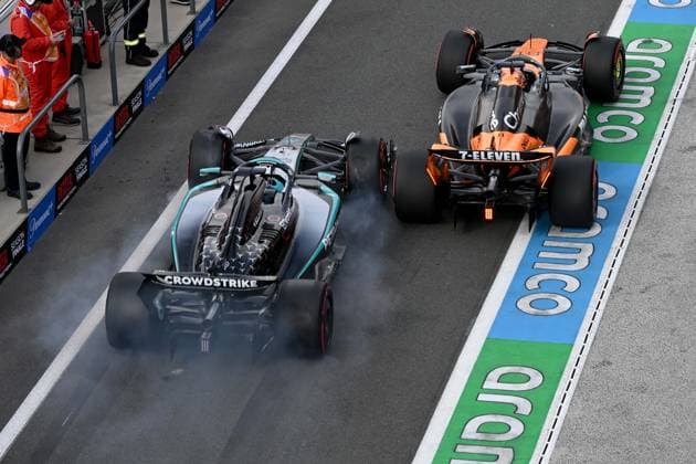 29.08.2025, xrarjax, Motorsport FIA Formel 1, 2025 Dutch Grand Prix v.l. George Russell (Mercedes AMG Petronas) Startnummer 63 Oscar Piastri (McLaren) Startnummer 81 kollidieren fast in der Boxengasse (DFL DFB REGULATIONS PROHIBIT ANY USE OF PHOTOGRAPHS as IMAGE SEQUENCES and or QUASI-VIDEO) Zandvoort