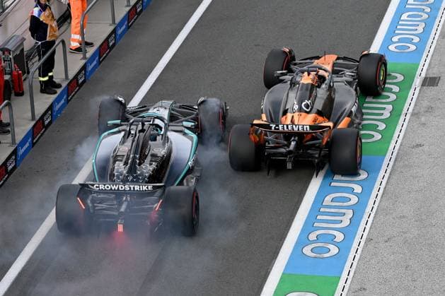 29.08.2025, xrarjax, Motorsport FIA Formel 1, 2025 Dutch Grand Prix v.l. George Russell (Mercedes AMG Petronas) Startnummer 63 Oscar Piastri (McLaren) Startnummer 81 kollidieren fast in der Boxengasse (DFL DFB REGULATIONS PROHIBIT ANY USE OF PHOTOGRAPHS as IMAGE SEQUENCES and or QUASI-VIDEO) Zandvoort