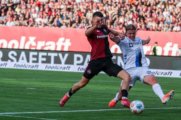 Semir Telalovic 9 (1FC Nuernberg) vor Felix Goetze 20 (SC Paderborn 07) am Ball, Aktion, Torchance, 1. FC Nuernberg vs. SC Paderborn 07, DFL, 2. Bundesliga, Saison 2025 2026, Max-Morlock-Stadion, 4. Spieltag, Hinrunde, 29.08.2025 DFB regulations prohibit any use of photographs as image sequences and or quasi-video Nuernberg Bayern Deutschland