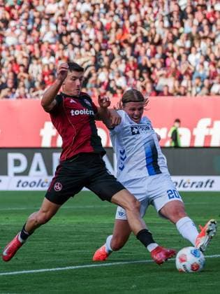 Semir Telalovic 9 (1FC Nuernberg) vor Felix Goetze 20 (SC Paderborn 07) am Ball, Aktion, Torchance, 1. FC Nuernberg vs. SC Paderborn 07, DFL, 2. Bundesliga, Saison 2025 2026, Max-Morlock-Stadion, 4. Spieltag, Hinrunde, 29.08.2025 DFB regulations prohibit any use of photographs as image sequences and or quasi-video Nuernberg Bayern Deutschland