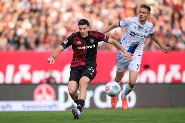 Fußball, 2. Bundesliga, 20250829, 1. FC Nürnberg - SC Paderborn. Im Bild v.l. Luka LOCHOSHVILI (Nürnberg, 24), Filip BILBIJA (Paderborn, 7) Zweikampf Ball. Nürnberg Max-Morlock-Stadion Bayern Deutschland