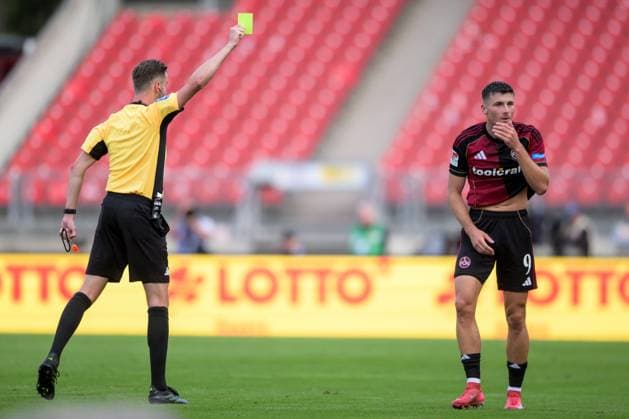 Fußball, 2. Bundesliga, 20250829, 1. FC Nürnberg - SC Paderborn. Im Bild v.l. Schiedsrichter Michael BACHER zeigt, Semir TELALOVIC (Nürnberg, 9) gelbe Karte. Nürnberg Max-Morlock-Stadion Bayern Deutschland