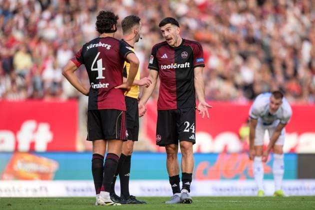 Fußball, 2. Bundesliga, 20250829, 1. FC Nürnberg - SC Paderborn. Im Bild v.l. Fabio GRUBER (Nürnberg, 4), Schiedsrichter Michael BACHER, Luka LOCHOSHVILI (Nürnberg, 24) warten auf Entscheidung Video Assist. Nürnberg Max-Morlock-Stadion Bayern Deutschland