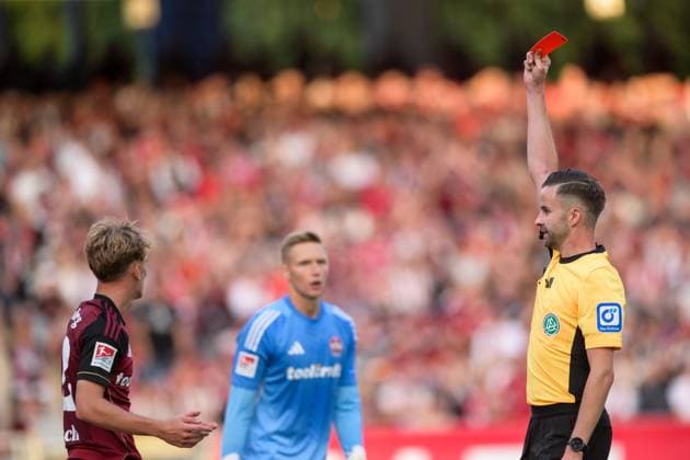 Fußball, 2. Bundesliga, 20250829, 1. FC Nürnberg - SC Paderborn. Im Bild v.l. Tim JANISCH (Nürnberg, 32) sieht zunächst rote Karte, Schiedsrichter Michael BACHER. Nürnberg Max-Morlock-Stadion Bayern Deutschland