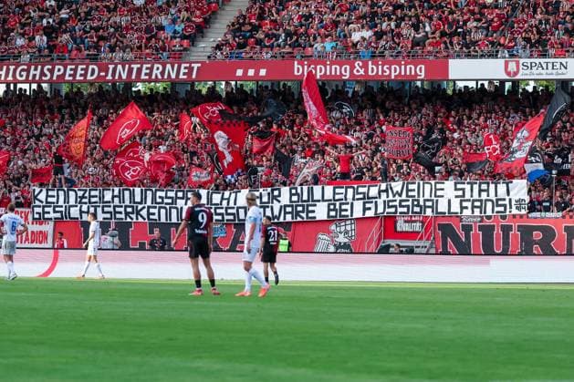 Proteste der Nuernberger Fans gegen Gesichtserkennung, 1. FC Nuernberg vs. SC Paderborn 07, DFL, 2. Bundesliga, Saison 2025 2026, Max-Morlock-Stadion, 4. Spieltag, Hinrunde, 29.08.2025 DFB regulations prohibit any use of photographs as image sequences and or quasi-video Nuernberg Bayern Deutschland
