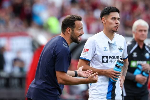 Chef-Trainer Ralf Kettemann (SC Paderborn 07) ruft , gibt Anweisungen, 1. FC Nuernberg vs. SC Paderborn 07, DFL, 2. Bundesliga, Saison 2025 2026, Max-Morlock-Stadion, 4. Spieltag, Hinrunde, 29.08.2025 DFB regulations prohibit any use of photographs as image sequences and or quasi-video Nuernberg Bayern Deutschland
