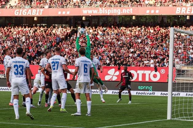 Dennis Seimen 41 (SC Paderborn 07) haelt einen Flankenball, 1. FC Nuernberg vs. SC Paderborn 07, DFL, 2. Bundesliga, Saison 2025 2026, Max-Morlock-Stadion, 4. Spieltag, Hinrunde, 29.08.2025 DFB regulations prohibit any use of photographs as image sequences and or quasi-video Nuernberg Bayern Deutschland