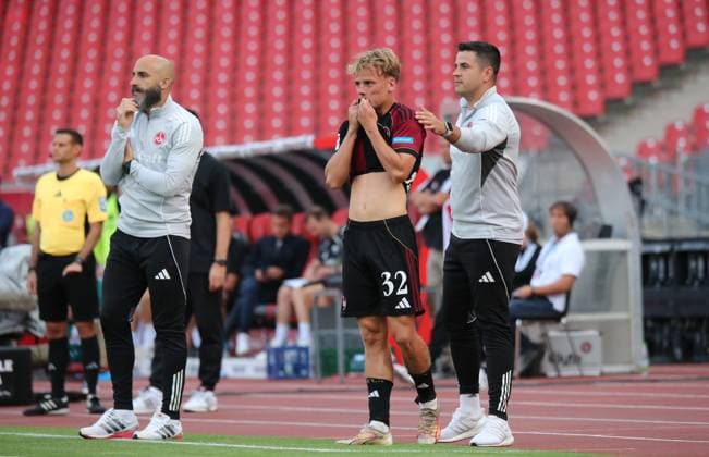 29.08.2025, xmohx, Fussball 2.Bundesliga, 1. FC Nuernberg - SC Paderborn 07 v.l. Tim Janisch (Nürnberg) foult Luis Engelns (Paderborn), darufhin zeigt Schiedsrichter Michael Bacher ihm die rote Karte, Janisch zeigt anschließend enttäuscht und die rote Karte wird durch den VAR zurückgenommen. (DFL DFB REGULATIONS PROHIBIT ANY USE OF PHOTOGRAPHS as IMAGE SEQUENCES and or QUASI-VIDEO) Nuernberg