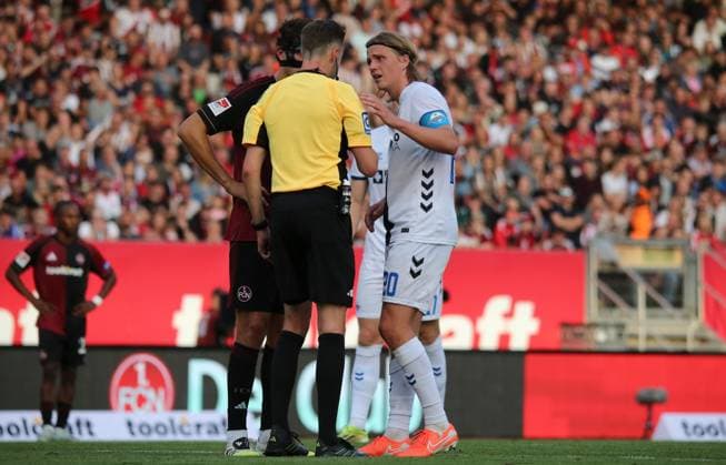 29.08.2025, xmohx, Fussball 2.Bundesliga, 1. FC Nuernberg - SC Paderborn 07 v.l. Tim Janisch (Nürnberg) foult Luis Engelns (Paderborn), darufhin zeigt Schiedsrichter Michael Bacher ihm die rote Karte, Janisch zeigt anschließend enttäuscht und die rote Karte wird durch den VAR zurückgenommen. Schiedsrichter Bacher erklärt Kapitän felix Götzpe (paderborn) das der Platzverweis zurückgenomen wird und Tim Janisch (Nürnberg) auf den Platz zurückkehren darf. (DFL DFB REGULATIONS PROHIBIT ANY USE OF PHOTOGRAPHS as IMAGE SEQUENCES and or QUASI-VIDEO) Nuernberg
