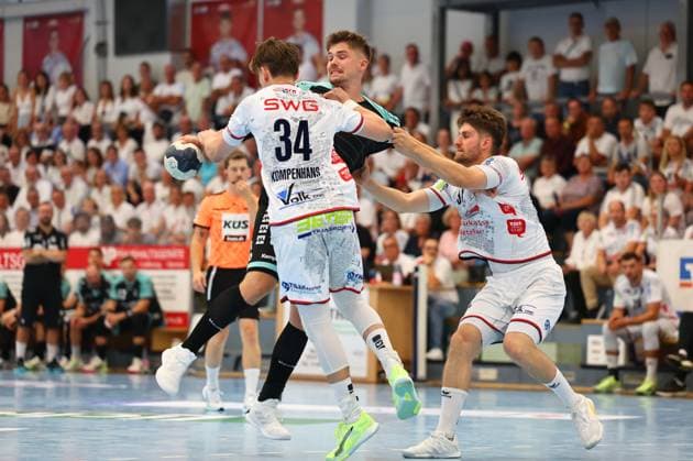 Nick Froehlich (Oppenweiler) im Zweikampf mit Paul Kompenhans (Huettenberg, links) und David Kuntscher (Huettenberg) TV Huettenberg vs HC Oppenweiler-Backnang, Handball, 2. Bundesliga, 29.08.2025 TV Huettenberg vs HC Oppenweiler-Backnang, Handball, 2. Bundesliga, 29.08.2025 Huettenberg Copyright: xEibner-Pressefotox EP_RWS