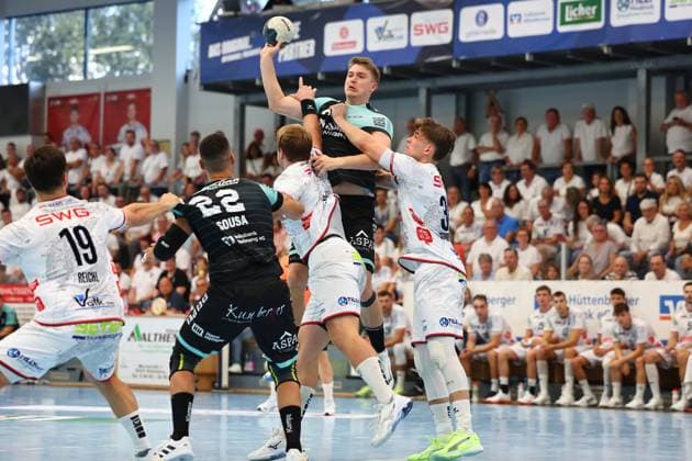 Timm Buck (Oppenweiler) im Zweikampf mit Paul Kompenhans (Huettenberg, rechts) TV Huettenberg vs HC Oppenweiler-Backnang, Handball, 2. Bundesliga, 29.08.2025 TV Huettenberg vs HC Oppenweiler-Backnang, Handball, 2. Bundesliga, 29.08.2025 Huettenberg Copyright: xEibner-Pressefotox EP_RWS