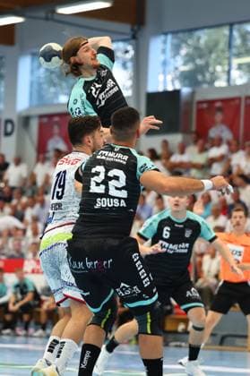 Torwurf von Jan Forstbauer (Oppenweiler) TV Huettenberg vs HC Oppenweiler-Backnang, Handball, 2. Bundesliga, 29.08.2025 TV Huettenberg vs HC Oppenweiler-Backnang, Handball, 2. Bundesliga, 29.08.2025 Huettenberg Copyright: xEibner-Pressefotox EP_RWS